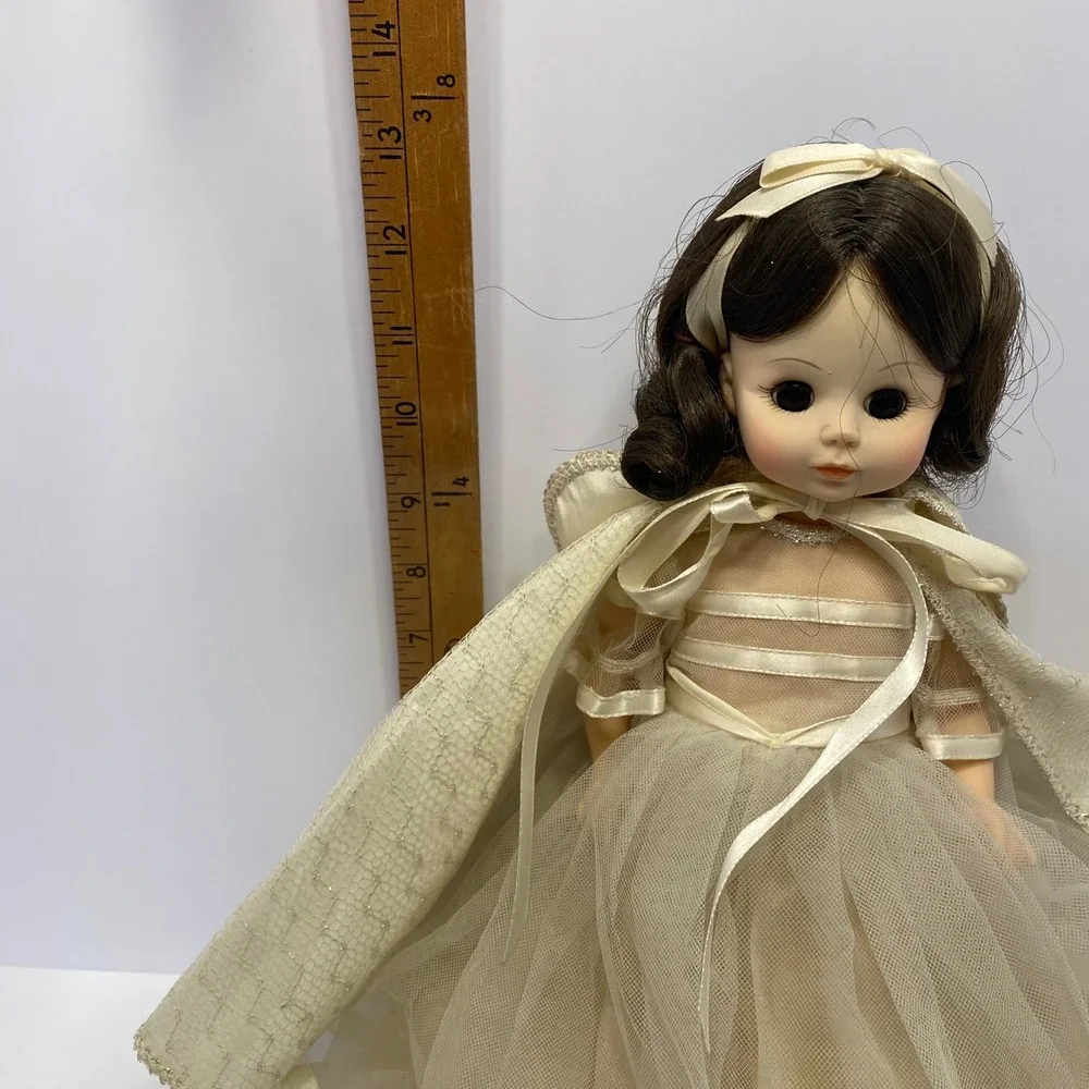 Madame Alexander Snow White Doll Cream Vintage Sleep Eyes Cape